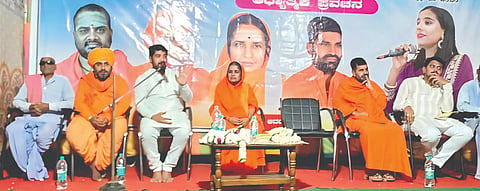 ದರೂರ ಗ್ರಾಮದಲ್ಲಿ ಹಮ್ಮಿಕೊಂಡಿದ್ದ ಕಾರ್ಯಕ್ರಮದಲ್ಲಿ ಶಶಿಕಾಂತ ಪಡಸಲಗಿ ಗುರೂಜಿ ಮಾತನಾಡಿದರು. ಅಮರೇಶ್ವರ ಮಹಾರಾಜರು, ಲಲಿತಮ್ಮತಾಯಿ, ಚಿದಾನಂದ ಸವದಿ ಇತರರಿದ್ದರು.