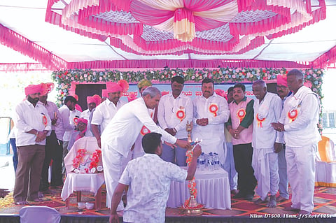 ನಂದಗಾಂವದಲ್ಲಿ ಹಮ್ಮಿಕೊಂಡಿದ್ದ ಗುರುವಂದನಾ ಕಾರ್ಯಕ್ರಮವನ್ನು ಪಿಕೆಪಿಎಸ್ ಅಧ್ಯಕ್ಷ ಬಸಪ್ಪ ಗುಮಟಿ ಉದ್ಘಾಟಿಸಿದರು. ಓಂಕಾರೆಪ್ಪ ಅಜ್ಜ, ಬೀರಪ್ಪ ಇಚೇರಿ, ದಿಲೀಪ ಕಾಂಬಳೆ ಇತರರಿದ್ದರು.