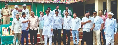 ಸಪ್ತಸಾಗರ ಗ್ರಾಮದಲ್ಲಿ ಹಮ್ಮಿಕೊಂಡಿದ್ದ ದರೂರ ಕ್ಲಸ್ಟರ್ ಮಟ್ಟದ ಕ್ರೀಡಾಕೂಟಕ್ಕೆ ಮುಖಂಡ ಚಿದಾನಂದ ಸವದಿ ಚಾಲನೆ ನೀಡಿದರು. ಸಂಜಯ ನಾಡಗೌಡ, ಡಿ.ಬಿ.ನದ್ಾ, ಮೆಹಬೂಬ್ ಕರಿಸಾಬು, ಎಸ್.ಬಿ.ಕರೋಶಿ, ಎಲ್.ಬಿ.ನಾಯಿಕ, ಧನಪಾಲ ಹಳ್ಳೂರ ಇತರರು ಇದ್ದರು.