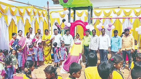 ಬನ್ನೂರಿನ ಸಮೀಪದ ಯಾಚೇನಹಳ್ಳಿ ಗ್ರಾಮದ ಸರ್ಕಾರಿ ಶಾಲಾ ಪ್ರಾರಂಭೋತ್ಸವ ಸಂದರ್ಭ  ಇನ್ಫೊಟೆಕ್ ಫೌಂಡೇಶನ್ ಸಂಸ್ಥಾಪಕ ಅಧ್ಯಕ್ಷ ಕೆಂಪೇಗೌಡ 1 ಲಕ್ಷರೂ ಮೌಲ್ಯದ ವಿವಿಧ ಬಗೆಯ ಆಟಿಕೆಗಳನ್ನು ಹಸ್ತಾಂತರಿಸಿದರು. ಕ್ಷೇತ್ರಶಿಕ್ಷಣಾಧಿಕಾರಿ ಶಿವಮೂರ್ತಿ, ಅಶ್ವಿನಿ ಕೆಂಪೇಗೌಡ, ನಾಗರಾಜು, ವೈ.ಎ. ಪುಟ್ಟರಾಜು ಇತರರು ಇದ್ದರು. 
