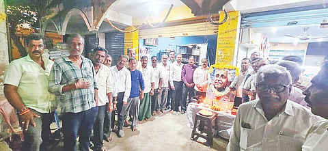 ಬನ್ನೂರಿನ ಬಸವೇಶ್ವರ ವೃತ್ತದಲ್ಲಿ ವಿಶ್ವ ಮಾನವ ಕುವೆಂಪುರವರ ಜನ್ಮದಿನವನ್ನು ಜೆಡಿಎಸ್ ಕಾರ್ಯಕರ್ತರು, ಒಕ್ಕಲಿಗ ಮುಖಂಡರ ನೇತೃತ್ವದಲ್ಲಿ ಆಚರಣೆ ಮಾಡಲಾಯಿತು. ತಾಲೂಕು ಒಕ್ಕಲಿಗ ಸಂಘದ ಅಧ್ಯಕ್ಷ ವೈ.ಎಸ್. ರಾಮುಸ್ವಾಮಿ, ನಾರಾಯಣಸ್ವಾಮಿ, ದೇವರಾಜ್, ಜಯರಾಂ ಇತರರಿದ್ದರು.