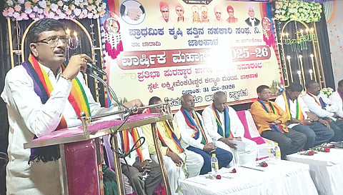 ಬಾದಾಮಿ ತಾಲೂಕಿನ ಜಾಲಿಹಾಳ ಗ್ರಾಮದ ಪಿಕೆಪಿಎಸ್ ವಾರ್ಷಿಕ ಸಭೆಯಲ್ಲಿ ಸಂಘದ ಅಧ್ಯಕ್ಷ ಸಿದ್ಧನಗೌಡ ಪಾಟೀಲ ಮಾತನಾಡಿದರು. ಉಪಾಧ್ಯಕ್ಷ ಬಸವರಾಜ ಗೋಗೇರಿ, ನಿರ್ದೇಶಕರಾದ ಬಸಪ್ಪ ದಳವಾಯಿ ಇತರರಿದ್ದರು.