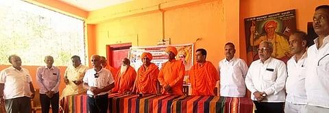 ಬಸವಕಲ್ಯಾಣದಲ್ಲಿ ನಡೆಯಲಿರುವ ಬಸವಾದಿ ಶಿವಶರಣರ ಬೃಹತ್​ ಹಿಂದೂ ಸಮಾವೇಶದ ನಿಮಿತ್ತ ಭಾನುವಾರ ಆಯೋಜಿಸಿದ್ದ ಪೂರ್ವಭಾವಿ ಸಭೆಯಲ್ಲಿ ಶ್ರೀ ಪ್ರಣವಾನಂದ ಮಹಾಸ್ವಾಮೀಜಿ, ಶ್ರೀ ಡಾ.ಅಭಿನವ ನಲಿಂಗ ರುದ್ರಮುನಿ ಶಿವಾಚಾರ್ಯ, ಶ್ರೀ ಸಿದ್ಧಲಿಂಗ ಶಿವಾಚಾರ್ಯ, ಶ್ರೀ ಮೃತ್ಯುಂಜಯ ಶಿವಾಚಾರ್ಯ, ಶ್ರೀ ರತ್ನಕಾಂತ ಮಾಹಸ್ವಾಮೀಜಿ, ಗುಂಡುರೆಡ್ಡಿ, ಅರ್ಜುನ ಕನಕ, ಡಾ.ಬಸವರಾಜ ಸ್ವಾಮಿ, ರವೀಂದ್ರ ನಾವದ್ಗೀಕರ್​, ದೀಪಕ ಗಾಯಕವಾಡ, ಅಶೋಕ ವಕಾರೆ, ಬಸವಂತಪ್ಪ ಲವಾರೆ ಇದ್ದರು