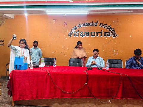ಬಸವಕಲ್ಯಾಣ ತಾಪಂ ಕಚೇರಿ ಸಭಾಂಗಣದಲ್ಲಿ ಸೋಮವಾರ ಎಫ್​ಟಿಕೆ ಮತ್ತು ಎಚ್​2ಎಸ್​ ವೈಲ್ಸ್​ ಪರೀಕ್ಷೆ ಮಾಡುವ ತರಬೇತಿ ನೀಡಲಾಯಿತು. ತಾಪಂ ಇಒ ರಮೇಶ ಸೆಲ್ಫಿ ಇದ್ದರು.
