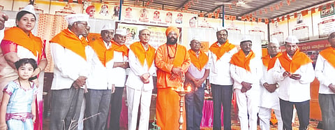 ಬಸವಕಲ್ಯಾಣದ ಗುಣತೀರ್ಥವಾಡಿಯಲ್ಲಿ ಗುರುವಾರ ಸಂಜೆ ಏರ್ಪಡಿಸಿದ್ದ ಬಸವ, ಅಕ್ಕ ಮತ್ತು ಡಾ.ಬಿ.ಆರ್​.ಅಂಬೇಡ್ಕರ್​ ಜಯಂತಿ ಕಾರ್ಯಕ್ರಮವನ್ನು ನಿವೃತ್ತ ನ್ಯಾಯಾಧೀಶ ಎಸ್​.ಎಸ್​.ನಾಗರಾಳೆ ಉದ್ಘಾಟಿಸಿದರು. ಶ್ರೀ ಬಸವಪ್ರಭು ಸ್ವಾಮೀಜಿ, ಸಿದ್ಧವಿರ ಸಂಗಮದ, ಪ್ರಿಯಾಂಕ ಪರಸಂಗ, ಜಗನ್ನಾಥ ಪತಂಗೆ ಇತರರಿದ್ದರು.