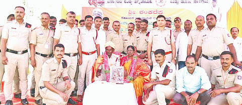 ಬಸವಕಲ್ಯಾಣ ತಾಲೂಕಿನ ಸಸ್ತಾಪುರ ಬಂಗ್ಲಾದಲ್ಲಿರುವ ಅಗ್ನಿಶಾಮಕ ಠಾಣೆಯಲ್ಲಿ ಸಹಾಯಕ ಅಗ್ನಿಶಾಮಕ ಠಾಣಾಧಿಕಾರಿಯಾಗಿ ಸೇವೆ ಸಲ್ಲಿಸಿ ನಿವೃತ್ತಿ ಹೊಂದಿದ ಶಂಕರೆಪ್ಪ ಅವರನ್ನು ಸನ್ಮಾನಿಸಿ ಬೀಳ್ಕೊಡಲಾಯಿತು. ಅಧಿಕಾರಿ ಮುಜಮಿಲ್​ ಪಟೇಲ್​, ಶಾಲಿವಾನ್​ ಬಿರಾದಾರ, ಅಂಕುಶ ಅರ್ಜುನ್​, ದತ್ತಾತ್ರೇಯ, ವಿಶ್ವನಾಥ, ಉದಯಕುಮಾರ ಮುಳೆ, ಫಾದರ್​ ವಿಕ್ಟರ್​,  ಗುರುನಾಥ ಉಮ್ಮರ್ಗೆ ಇತರರಿದ್ದರು.