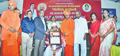 ಬಸವಕಲ್ಯಾಣದಲ್ಲಿ ಬುಧವಾರ ಆಯೋಜಿಸಿದ್ದ ಡಾ.ಜಯದೇವಿ ತಾಯಿ ಲಿಗಾಡೆ ಜಯಂತಿ ಕಾರ್ಯಕ್ರಮದಲ್ಲಿ ಡಾ.ಗುರಮ್ಮ ಸಿದ್ದಾರಡ್ಡಿ ಅವರಿಗೆ ಡಾ.ಜಯದೇವಿ ತಾಯಿ ಲಿಗಾಡೆ ರಾಷ್ಟ್ರೀಯ ಪುರಸ್ಕಾರ ಪ್ರದಾನ ಮಾಡಲಾಯಿತು. ಶ್ರೀ ಡಾ.ಬಸವಲಿಂಗ ಪಟ್ಟದ್ದೇವರು, ಶ್ರೀ ಗುರುಬಸವ ಪಟ್ಟದ್ದೇವರು, ಮಾಜಿ ಸಂಸದ ಬಸವರಾಜ ಪಾಟೀಲ್​ ಸೇಡಂ, ಬೀದರ್​ ವಿವಿ ಕುಲಪತಿ ಪೊ.ಬಿ.ಎಸ್​.ಬಿರಾದಾರ, ಡಾ.ಎಸ್​.ಬಿ.ದುರ್ಗೆ, ಡಾ.ಪಲ್ಲವಿ ಪಾಟೀಲ್​, ಚೇತನಾ ಪಾಟೀಲ್​, ಸವಿತಾ ದೇಶಮುಖ ಇತರರಿದ್ದರು. 