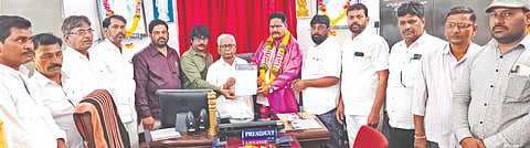 ಬಸವಕಲ್ಯಾಣದ ಬಸವ ಶಿಕ್ಷಣ ಸಂಸ್ಥೆ ಆಡಳಿತಾಧಿಕಾರಿಯಾಗಿ ರವೀಂದ್ರ ಬಿ.ಗಾಯಕವಾಡ ಅವರಿಗೆ ಸಂಸ್ಥಾಪಕ ಅಧ್ಯಕ್ಷ ಡಾ.ತಾತ್ಯಾರಾವ ಕಾಂಬಳೆ ನೇಮಕಾತಿ ಆದೇಶ ನೀಡಿ ಅಭಿನಂದಿಸಿದರು. ಡಾ.ಪ್ರಜ್ಞಾ ಕಾಂಬಳೆ, ಡಾ.ದಯಾನಂದ ಶಾಸಿ, ಡಾ.ಜೈಶೇನಪ್ರಸಾದ ಇತರರಿದ್ದರು.
