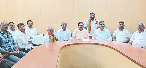 ಚಿಕ್ಕೋಡಿಯಲ್ಲಿ ಶಾಸಕ ದುರ್ಯೋಧನ ಐಹೊಳೆ ಮಾತನಾಡಿದರು. ಮಹೇಶ ಭಾತೆ, ವಿಜಯ ಕೋಠಿವಾಲೆ ಇತರರಿದ್ದರು.