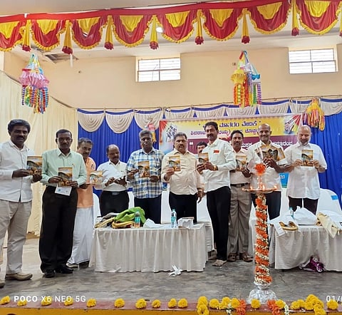ದೊಡ್ಡಬಳ್ಳಾಪುರದ ಶಿಕ್ಷಕ ವಿ.ಶಿವರಾಜ್​ ಬರೆದಿರುವ ಬೆಳಕಿನೆಡೆಗೆ ಪುಸ್ತಕವನ್ನು ಎಂಎಲ್ಸಿ ಪುಟ್ಟಣ್ಣ ಬಿಡುಗಡೆಗೊಳಿಸಿದರು. ನಿವೃತ್ತ ಶಿಕ್ಷಣ ಇಲಾಖಾಧಿಕಾರಿಗಳಾದ ಗಂಗಮಾರೇಗೌಡ, ರಂಗಪ್ಪ, ಚಂದ್ರಪ್ಪ, ಕಸಾಪ ಜಿಲ್ಲಾಧ್ಯಕ್ಷ ಬಿ.ಎನ್​.ಕೃಷ್ಣಪ್ಪ, ಪ್ರಾಥಮಿಕ ಶಾಲಾ ಶಿಕ್ಷಕರ ಸಂಘದ ಅಧ್ಯಕ್ಷ ಜಯಕುಮಾರ್​, ಉಪಪ್ರಾಂಶುಪಾಲೆ ದಾಕ್ಷಾಯಿಣಿ, ಕನ್ನಡ ಹೋರಾಟಗಾರ ಬಿ.ಎಸ್​.ಚಂದ್ರಶೇಖರ್​, ಲಾವಣ್ಯ ಸಂಯುಕ್ತ ಪದವಿಪೂರ್ವ ಕಾಲೇಜು ಪ್ರಾಂಶುಪಾಲ ಎಂ.ಸಿ.ಮಂಜುನಾಥ್​ ಇದ್ದರು.