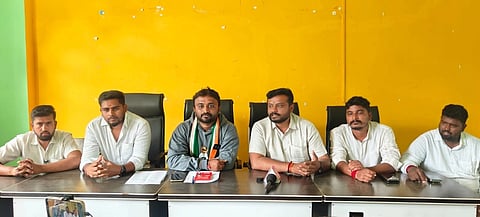 ದೊಡ್ಡಬಳ್ಳಾಪುರದ ಪ್ರವಾಸಿ ಮಂದಿರದಲ್ಲಿ ಹಮ್ಮಿಕೊಂಡಿದ್ದ ಸುದ್ದಿಗೋಷ್ಠಿಯಲ್ಲಿ ಯುವ ಕಾಂಗ್ರೆಸ್​ ಘಟಕದ ಜಿಲ್ಲಾ ಅಧ್ಯಕ್ಷ ಶರತ್​ ಪಟೇಲ್​ ಮಾತನಾಡಿದರು. ಪ್ರಧಾನ ಕಾರ್ಯದರ್ಶಿ ಪುನೀತ್​, ಎನ್​.ಎಸ್​.ಯು.ಐ ಅಧ್ಯಕ್ಷ ಅಶ್ವತ್ಥ ರೆಡ್ಡಿ, ಯುವ ಘಟಕದ ಮುಖಂಡರಾದ ಶಿವಕುಮಾರ್​, ಜಯಸಿಂಹ ಇತರರು ಇದ್ದರು. 