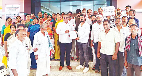 ಆಲೂರು ಕಸಬಾ ಧರ್ಮಪುರಿ ಗ್ರಾಮಸ್ಥರು ಗ್ರಾಮ ಪಂಚಾಯಿತಿ ಸದಸ್ಯ ಡಿ.ಎನ್.ಗಣೇಶ್ ನೇತೃತ್ವದಲ್ಲಿ ಉಪ ತಹಸೀಲ್ದಾರ್ ಅಂಕೇಗೌಡ ಅವರಿಗೆ ಮನವಿ ಸಲ್ಲಿಸಿದರು. ಯೋಗೇಶ್, ನಾಗೇಶ್, ದಾಸೇಗೌಡ, ಸಂದೀಪ, ಮೋಹನ್, ಅಕ್ಕಯ್ಯಮ್ಮ, ಸಾವಿತ್ರಮ್ಮ ದ್ದರು.