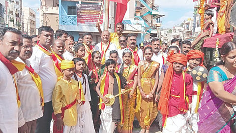 ಗುಳೇದಗುಡ್ಡ ಪಟ್ಟಣದ ಪುರಸಭೆ ಆವರಣದಲ್ಲಿ ತಾಲೂಕು ಆಡಳಿತ ಹಮ್ಮಿಕೊಂಡಿದ್ದ ಕನ್ನಡ ರಾಜ್ಯೋತ್ಸವ ಕಾರ್ಯಕ್ರಮದಲ್ಲಿ  ತಹಸೀಲ್ದಾರ ಬೊಮ್ಮಣ್ಣವರ ಮಾತನಾಡಿದರು. ಪುರಸಭೆ ಅಧ್ಯಕ್ಷೆ ಜ್ಯೋತಿ ಗೋವನಕೊಪ್ಪ, ಸ್ಥಾಯಿ ಸಮಿತಿ ಅಧ್ಯಕ್ಷ ಅಂಬರೀಶ ಕವಡಿಮಟ್ಟಿ, ಮುಖ್ಯಾಧಿಕಾರಿ ಅಸ್ಲಾಂ ಮುಜಾವರ್, ತಾಪಂ ಕಾರ್ಯನಿರ್ವಾಹಕ ಅಧಿಕಾರಿ ಮಲ್ಲಿಕಾರ್ಜುನ ಬಡಿಗೇರ ಇದ್ದರು.