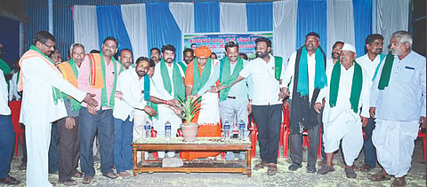 ಗುರ್ಲಾಪುರದಲ್ಲಿ ಹಮ್ಮಿಕೊಂಡಿದ್ದ ಕಾರ್ಯಕ್ರಮಕ್ಕೆ ಗಣ್ಯರು ಚಾಲನೆ ನೀಡಿದರು. ಚೂನಪ್ಪ ಪೂಜೇರಿ, ಶಶಿಕಾಂತ ಗುರೂಜಿ, ವೀರೇಶ್ವರ ಸ್ವಾಮೀಜಿ, ಶ್ರೀಶೆಲ ಅಂಗಡಿ ಇತರರಿದ್ದರು.