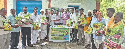 ಹುನಗುಂದ ಎಪಿಎಂಸಿ ಆವರಣದಲ್ಲಿ ಕೃಷಿ ಇಲಾಖೆ ಸಹಾಯಕ ನಿರ್ದೇಶಕ ಸೋಮಲಿಂಗಪ್ಪ ಅಂಟರದಾನಿ ಮತ್ತು ಕೃಷಿ ಸಮಾಜದ ಅಧ್ಯಕ್ಷ ಸಂಜೀವ ಜೋಷಿ, ನಿರ್ದೇಶಕರಾದ ಬಸವರಾಜ ಹೊಸಮನಿ, ಪ್ರಭು ಇದ್ದಲಗಿ ರೈತರಿಗೆ ಬಿತ್ತನೆ ಬೀಜ ವಿತರಣೆ ಮಾಡಿದರು.
