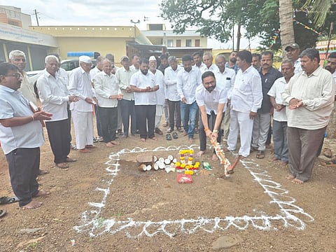 ಬಡಕುಂದ್ರಿ ಗ್ರಾಮದ ಹೊಳೆಮ್ಮ ದೇವಸ್ಥಾನ ಹತ್ತಿರ ಸಿಸಿ ರಸ್ತೆ ಕಾಮಗಾರಿಗೆ ಶಾಸಕ ನಿಖಿಲ ಕತ್ತಿ ಭೂಮಿಪೂಜೆ ನೆರವೇರಿಸಿದರು. ಸತ್ಯಪ್ಪ ನಾಯಿಕ, ಎಚ್.ಎಲ್. ಪೂಜೇರಿ, ಶ್ರೀಶೈಲ ವಾಸೇದಾರ, ಮಲ್ಲು ಗುಡಸಿ, ಮಹಾದೇವ ಪಟಗುಂದಿ ಇತರರಿದ್ದರು.