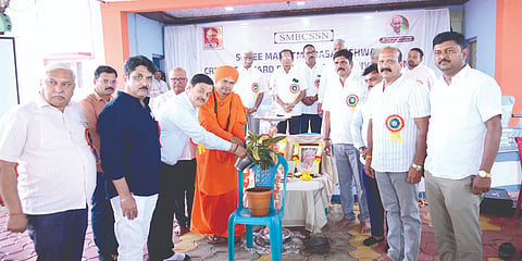  ಹಾರೂಗೇರಿಯಲ್ಲಿ ಶ್ರೀ ಮಹಾತ್ಮ ಬಸವೇಶ್ವರ ಕ್ರೆಡಿಟ್ ಸೌಹಾರ್ದ ಸಹಕಾರ ಸಂಘ ಹಮ್ಮಿಕೊಂಡಿದ್ದ ಸಾಲ ಮೇಳಕ್ಕೆ ಡಾ.ಅಭಿನವ ಬ್ರಹ್ಮಾನಂದ ಸ್ವಾಮೀಜಿ, ಕಿಶೋರ ಬಾಳಿ ಚಾಲನೆ ನೀಡಿದರು. ಬಿ.ಎಚ್.ಸೌಂದಲಗಿ, ಪ್ರತಾಪ ಪಟ್ಟಣಶೆಟ್ಟಿ ಇತರರಿದ್ದರು.