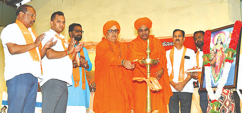 ಹುಕ್ಕೇರಿ ವಿಶ್ವರಾಜ ಭವನದಲ್ಲಿ ಹಮ್ಮಿಕೊಂಡಿದ್ದ ವಿಶಾಲ ಹಿಂದೂ ಸಮ್ಮೇಳನವನ್ನು ಚಂದ್ರಶೇಖರ ಶಿವಾಚಾರ್ಯರು ಉದ್ಘಾಟಿಸಿದರು. ಶಿವಬಸವ ಸ್ವಾಮೀಜಿ, ಶರಣೇಗೌಡ, ರಾಮಚಂದ್ರ ಜೋಶಿ, ಪೃಥ್ವಿ ಕತ್ತಿ, ಮಹಾವೀರ ನಿಲಜಗಿ ಇತರರಿದ್ದರು.