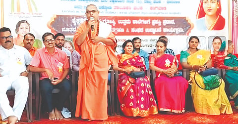ಸಮಾರಂಭದಲ್ಲಿ ಬಸವೇಶ್ವರ ಶ್ರೀ ಮಾತನಾಡಿದರು. ಬಸವೇಶ್ವರ ಸ್ವಾಮೀಜಿ, ಲತಾ ಮುಳ್ಳೂರು ಇತರರಿದ್ದರು.