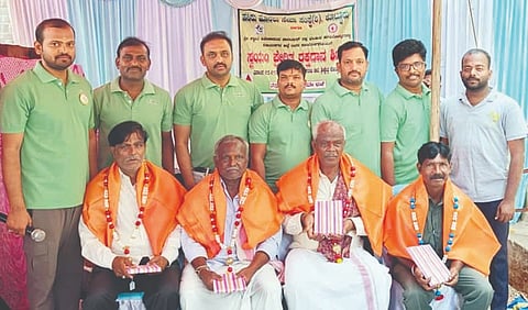 ಕೊಟ್ಟೂರಿನಲ್ಲಿ ಹಸಿರು ಹೊನಲು ಸೇವಾಸಂಘದಿಂದ ಆಯೋಜಿಸಿದ ರಕ್ತದಾನ ಶಿಬಿರದಲ್ಲಿ ನಿವೃತ್ತ ಪೌರಕಾರ್ಮಿಕರನ್ನು ಸನ್ಮಾನಿಸಲಾಯಿತು. 