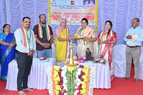 ರೂಪಾಲಿ ನಾಯ್ಕ ಅವರನ್ನು ಸನ್ಮಾನಿಸಲಾಯಿತು.
