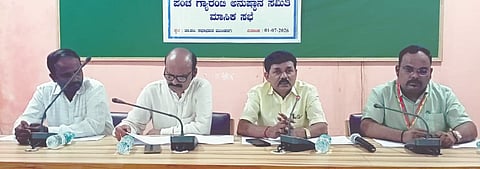 ಮುಂಡರಗಿಯಲ್ಲಿ ಬುಧವಾರ ತಾಲೂಕು ಗ್ಯಾರಂಟಿ ಅನುಷ್ಠಾನ ಸಮಿತಿ ಅಧ್ಯಕ್ಷ ಡಿ.ಡಿ.ಮೋರನಾಳ ಅಧ್ಯಕ್ಷತೆಯಲ್ಲಿ ಪ್ರಗತಿ ಪರಿಶೀಲನೆ ಸಭೆ ಜರುಗಿತು. ವಿಜಯಕುಮಾರ ಬೆಣ್ಣಿ, ಹೇಮಂತಗೌಡ ಪಾಟೀಲ, ಪುಲಿಕೇಶಿಗೌಡ ಪಾಟೀಲ, ಇತರರಿದ್ದರು.