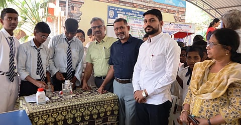 ಮುಂಡರಗಿ ತಾಲೂಕಿನ ಕೊರ್ಲಹಳ್ಳಿ ಸಮೀಪದ ಜವಾಹರ ನವೋದಯ ವಿದ್ಯಾಲಯದಲ್ಲಿ ಶನಿವಾರ ರಾಷ್ಟ್ರೀಯ ವಿಜ್ಞಾನ ದಿನದ ನಿಮಿತ್ತ ವಿಜ್ಞಾನ ಮಾದರಿ ವಸ್ತುಗಳ ಪ್ರದರ್ಶನ ನಡೆಯಿತು. ಜಿ.ಎಸ್.ಬಸವರಾಜು, ಮಂಜುನಾಥ ನಾಯಕ, ಇತರರಿದ್ದರು.