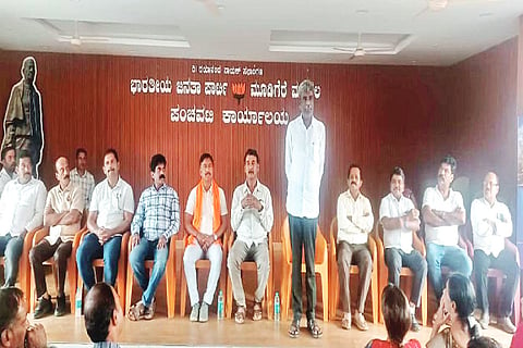 ಮೂಡಿಗೆರೆಯಲ್ಲಿ ಬಿಜೆಪಿ ಆಯೋಜಿಸಿದ್ದ ಎಸ್‌ಐಆರ್ ಪರಿಷ್ಕರಣಾ ಕಾರ್ಯಗಾರದಲ್ಲಿ ಸಂಸದ ಕೋಟ ಶ್ರೀನಿವಾಸ್ ಪೂಜಾರಿ ಮಾತನಾಡಿದರು.  