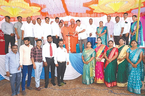 ಮುನವಳ್ಳಿ ಪಟ್ಟಣದ ಅನ್ನದಾನೀಶ್ವರ ಕಾಲೇಜಿನ ಪ್ರಥಮ ವರ್ಷದ ಪಿಯು ವಿದ್ಯಾರ್ಥಿಗಳ ಸ್ವಾಗತ ಕಾರ್ಯಕ್ರಮವನ್ನು ಎಂ.ಎಂ.ಬಿದರಗಡ್ಡಿ ಉದ್ಘಾಟಿಸಿದರು. ಮುರುಘೇಂದ್ರ ಸ್ವಾಮೀಜಿ, ವಿರೂಪಾಕ್ಷ ಸ್ವಾಮೀಜಿ, ಮಾರುತಿ ಬಸಳಿಗುಂದಿ, ಎಂ.ಎಚ್.ಪಾಟೀಲ ಇತರರಿದ್ದರು.