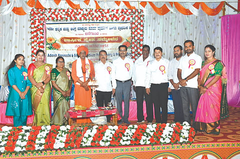 ಖನಗಾಂವ ಆದರ್ಶ ಕನ್ನಡ ಮಾಧ್ಯಮ ಶಾಲೆಯ ಸ್ನೇಹ ಸಮ್ಮೇಳನದಲ್ಲಿ  ಕುಮಾರ ಸ್ವಾಮೀಜಿ, ಪುಂಡಲೀಕ ವಣ್ಣೂರ, ರಾಜೇಶ್ವರಿ ಈರನಟ್ಟಿ ಇತರರಿದ್ದರು.