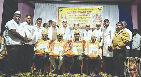 ಸತ್ತಿ ಗ್ರಾಮದಲ್ಲಿ ಬಾಳಕೃಷ್ಣ ಮಹಾರಾಜರ ಪುಣ್ಯಾರಾಧನೆ ಅಂಗವಾಗಿ ಹಮ್ಮಿಕೊಂಡಿದ್ದ ಪ್ರಶಸ್ತಿ ವಿತರಣಾ ಕಾರ್ಯಕ್ರಮದಲ್ಲಿ ವಿವಿಧ ಕ್ಷೇತ್ರದ ಸಾಧಕರಿಗೆ ಪ್ರಶಸ್ತಿ ನೀಡಿ ಗೌರವಿಸಲಾಯಿತು. ಸಿದ್ದಯ್ಯ ಶಾಸ್ತ್ರೀ, ಶ್ರೀಶೈಲ ಜಕ್ಕಪನವರ, ಮಲ್ಲಪ್ಪ ಹಂಚಿನಾಳ, ಆನಂದಕುಮಾರ ಪಾಟೀಲ ಇತರರಿದ್ದರು.