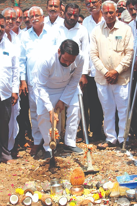 ದರೂರ ಗ್ರಾಮದಲ್ಲಿ ಪಿಕೆಪಿಎಸ್ ಕಟ್ಟಡ ನಿರ್ಮಾಣಕ್ಕೆ ಶಾಸಕ ಲಕ್ಷ್ಮಣ ಸವದಿ ಚಾಲನೆ ನೀಡಿದರು. ಶಿವಗೌಡ ಬಸಗೌಡರ, ಸಿದ್ದಗೌಡ ಪಾಟೀಲ, ರವೀಂದ್ರ ಕಲ್ಲೊಳಿ ಇತರರಿದ್ದರು.