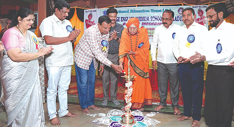 ರಾಮದುರ್ಗದ ಕ್ಯಾಂಬ್ರೀಡ್ಜ್​ ಆಂಗ್ಲ ಮಾಧ್ಯಮ ಶಾಲೆಯ ವಾರ್ಷಿಕ ಸ್ನೇಹ ಸಮ್ಮೇಳನವನ್ನು ಗಣ್ಯರು ಉದ್ಘಾಟಿಸಿದರು. ಚಂದ್ರಶೇಖರ ಶಿವಾಚಾರ್ಯರು, ಪ್ರಕಾಶ ಹೊಳೆಪ್ಪಗೋಳ, ಮಹಾಂತೇಶ ರೊಕ್ಕದಕಟ್ಟಿ ಇತರರಿದ್ದರು.