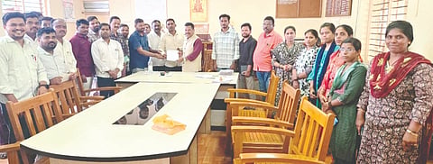 ಗ್ರಾಮ ಆಡಳಿತಾಧಿಕಾರಿಗಳ ಮೇಲಿನ ಹಲ್ಲೆ ಖಂಡಿಸಿ, ಗ್ರಾಮ ಆಡಳಿತಾಧಿಕಾರಿಗಳ ಸಂದ ಪದಾಧಿಕಾರಿಗಳು ರಾಮದುರ್ಗ ತಹಸೀಲ್ದಾರ್​ಗೆ ಮನವಿ ಸಲ್ಲಿಸಿದರು. ಶಿವು ಗೊರವನಕೊಳ್ಳ, ರಂಗನಾಥ ದಾಸರ ಇತರರಿದ್ದರು.