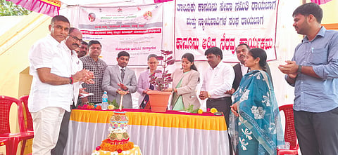 ಭಿರಡಿ ಗ್ರಾಮದಲ್ಲಿ ಹಮ್ಮಿಕೊಂಡಿದ್ದ ವಿಶ್ವ ಪೌಷ್ಟಿಕಾಂಶ ದಿನಾಚರಣೆ ಕಾರ್ಯಕ್ರಮವನ್ನು ನ್ಯಾಯಾಧೀಶರು ಉದ್ಘಾಟಿಸಿದರು. ಸುಖೇಂದ್ರ ಪಿ.ಎಂ., ಸದಾಶಿವ ದೇಸಿಂಗೆ, ವಿ.ಎಂ.ಗಲಗಲಿ ಇತರರಿದ್ದರು.