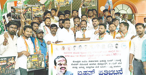 ಸಿಂಧನೂರಿನಲ್ಲಿ ಯುವ ಕಾಂಗ್ರೆಸ್ ನೇತೃತ್ವದಲ್ಲಿ ಸೋಮವಾರ ಪ್ರತಿಭಟನೆ ನಡೆಸಲಾಯಿತು. ಗ್ರಾಮೀಣ ಘಟಕ ಅಧ್ಯಕ್ಷ ಹನುಮೇಶ ಕರ್ನಿ, ಯುವ ಕಾಂಗ್ರೆಸ್ ತಾಲೂಕಾಧ್ಯಕ್ಷ ಯುಸೂಫ್ ಎತ್ಮಾರಿ, ಖಾಜಾ ಹುಸೇನ್ ರೌಡಕುಂದಾ, ಅಮರೇಶ ಗಿರಿಜಾಲಿ ಇತರರಿದ್ದರು. 