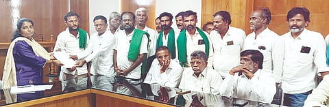 ರಾಯಚೂರಿನಲ್ಲಿ ಜಿಲ್ಲಾಧಿಕಾರಿ ಪೂವಿತಾರಿ ಎಸ್. ಅವರಿಗೆ ರೈತರು ಮನವಿ ಸಲ್ಲಿಸಿದರು. 