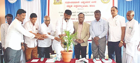 ತುರ್ವಿಹಾಳ ಸರ್ಕಾರಿ ಪ್ರಥಮ ದರ್ಜೆ ಕಾಲೇಜಿನಲ್ಲಿ ಹಸ್ತಪ್ರತಿ ಶಾಸ್ತ್ರ ತರಬೇತಿ ಮತ್ತು ಜಾಗೃತಿ ಶಿಬಿರವನ್ನು ಶಾಸಕ ಆರ್.ಬಸನಗೌಡ ತುರ್ವಿಹಾಳ ಉದ್ಘಾಟಿಸಿದರು.