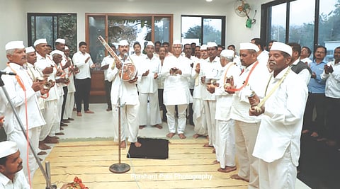 ಸಂಬರಗಿ ಸಮೀಪದ ಶಿನಾಳ ಗ್ರಾಮದ ವಿಠ್ಠಲ-ರುಕ್ಮಿಣಿ ದೇವಸ್ಥಾನದಲ್ಲಿ ಜನ್ಮದಿನದ ಅಂಗವಾಗಿ ಮಾಜಿ ಸಚಿವ ಶ್ರೀಮಂತ ಪಾಟೀಲ ಸಂತರೊಂದಿಗೆ ಭಜನೆ ಮಾಡಿದರು. ಶ್ರೀನಿವಾಸ ಪಾಟೀಲ, ಯೋಗೇಶ ಪಾಟೀಲ, ಯೋಗೇಶ ಪಾಟೀಲ, ಅಪ್ಪಾಸಾಹೇಬ ಅವತಾಡೆ ಇತರರಿದ್ದರು.