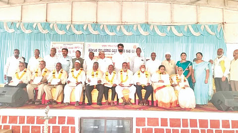 ಸವದತ್ತಿ ನಗರದಲ್ಲಿ ಹಮ್ಮಿಕೊಂಡಿದ್ದ ವಾರ್ಷಿಕ ಸರ್ವ ಸಾಧಾರಣ ಸಭೆಯಲ್ಲಿ 75 ವರ್ಷ ಮೇಲ್ಪಟ್ಟ ಹಿರಿಯ ಸದಸ್ಯರನ್ನು ಸನ್ಮಾನಿಸಲಾಯಿತು. ಅಶ್ವತ್ಥ ವೈದ್ಯ, ಡಾ.ವೈ.ಎಂ.ಯಾಕೊಳ್ಳಿ, ಎ.ಎ.ಖಾಜಿ ಇತರರಿದ್ದರು.