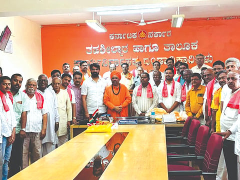 ಸವದತ್ತಿಯ ತಹಸೀಲ್ದಾರ್​ ಕಚೇರಿಯಲ್ಲಿ ಹಮ್ಮಿಕೊಂಡಿದ್ದ ರೇಣುಕಾಚಾರ್ಯರ ಜಯಂತ್ಯುತ್ಸವ ಕಾರ್ಯಕ್ರಮದಲ್ಲಿ ಮುನವಳ್ಳಿಯ ಮುರುಂದ್ರ ಸ್ವಾಮಿಜಿ, ಮಲ್ಲಿಕಾರ್ಜುನ ಹೆಗ್ಗನ್ನವರ, ಅಶ್ವತ್ಥ ವೈದ್ಯ, ಕುಮಾರಸ್ವಾಮಿ ತಲ್ಲೂರಮಠ, ಅಲ್ಲಮಪ್ರಭು ಪ್ರಭುನವರ ಇತರರಿದ್ದರು.