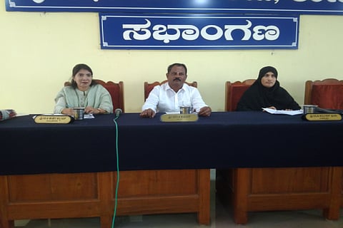 ತರೀಕೆರೆ ಪುರಸಭೆ ಸಭಾಂಗಣದಲ್ಲಿ ನಡೆದ ವಿಶೇಷ ಸಭೆಯಲ್ಲಿ ಅಧ್ಯಕ್ಷ ವಸಂತ್‌ಕುಮಾರ್, ಉಪಾಧ್ಯಕ್ಷೆ ಶಮೀಮ್ ಭಾನು, ಮುಖ್ಯಾಧಿಕಾರಿ ತಾಹೀರಾ ತಸ್ನೀಮ್ ಇದ್ದರು.