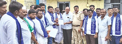 ತಾಳಿಕೋಟೆಯ ಬಸವನ ಬಾಗೇವಾಡಿ ತಾಲೂಕಿನ ಹಂಗರಗಿ ಕ್ರಾಸ್ ಬಳಿ ನಡೆದ ರವಿಚಂದ್ರ ದೇವಪ್ಪ ಮಾದರ ಅವರ ಕೊಲೆ ಹಂತಕರನ್ನು ಬಂಧಿಸಿ ಕಠಿಣ ಶಿಕ್ಷೆಗೆ ಗುರಿಪಡಿಸಬೇಕೆಂದು ವಿವಿಧ ಸಂಘಟನೆಗಳಿಂದ ತಹಸೀಲ್ದಾರರಿಗೆ ಮನವಿ ಸಲ್ಲಿಸಲಾಯಿತು. ರಮೇಶ ದೊಡಮನಿ, ಬಾಲಚಂದ್ರ ಹುಲ್ಲೂರು, ಗೋಪಾಲ  ಕಟ್ಟಿಮನಿ ಮತ್ತಿತರರಿದ್ದರು.