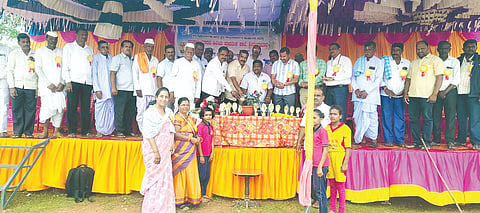 ಶ್ರೀರಂಗಪುರ ಸರ್ಕಾರಿ ಪ್ರಾಥಮಿಕ ಶಾಲೆ ಕ್ರೀಡಾಂಗಣದಲ್ಲಿ ಹಮ್ಮಿಕೊಂಡಿದ್ದ ಕ್ಲಸ್ಟರ್​ ಮಟ್ಟದ ಕ್ರೀಡಾಕೂಟವನ್ನು ಗಣ್ಯರು ಉದ್ಘಾಟಿಸಿದರು. ಎಸ್​. ವಿ.ಯರಡ್ಡಿ, ಜಿ.ಎನ್​.ಮಲಕನ್ನವರ ಇತರರಿದ್ದರು.