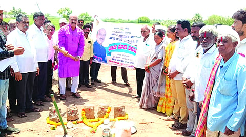 ತೋರಣಗಟ್ಟಿಯಲ್ಲಿ ರಸ್ತೆ ಮತ್ತು ಚರಂಡಿ ಕಾಮಗಾರಿಗೆ ಶಾಸಕ ಅಶೋಕ ಪಟ್ಟಣ ಭೂಮಿಪೂಜೆ  ನೆರವೇರಿಸಿದರು. ಉಳವಯ್ಯ ಹಿರೇಮಠ, ಮಹಾಂತೇಶ ಬೆನಕಟ್ಟಿಮಠ ಇತರರಿದ್ದರು.