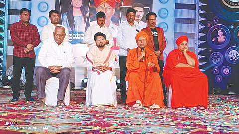 ಯಮಕನಮರಡಿಯಲ್ಲಿ ಹಮ್ಮಿಕೊಂಡಿದ್ದ ಸತೀಶ ಪ್ರತಿಭಾ ಪುರಸ್ಕಾರ-೨೫ರ ಸಮಾರೋಪ ಸಮಾರಂಭದಲ್ಲಿ ನಿಡಸೋಸಿ ಪಂಚಮ ಶಿವಲಿಂಗೇಶ್ವರ ಶ್ರೀ ಮಾತನಾಡಿದರು. ಸಿದ್ಧೇಶ್ವರ ಶಿವಾಚಾರ್ಯ ಸ್ವಾಮೀಜಿ, ಅಭಿನವ ಮಂಜುನಾಥ ಶ್ರೀ, ಅಪ್ಪಾಸಾಹೇಬ ಶಿರಕೊಳಿ, ಮೋಘವರ್ಷ ದೇಶಪಾಂಡೆ ಇತರರಿದ್ದರು.