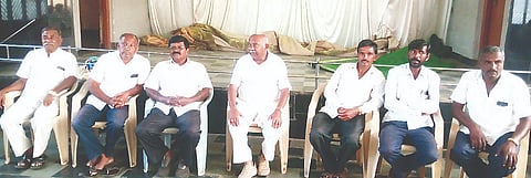 ಸಾಲಿಗ್ರಾಮ ಪಟ್ಟಣದ ಬಾಹುಬಲಿ ಸಮುದಾಯ ಭವನದಲ್ಲಿ ತಾಲೂಕು ಕುರುಬ ಸಂಘದ ವತಿಯಿಂದ ಇತ್ತೀಚೆಗೆ ಆಯೋಜಿಸಿದ್ದ ಕನಕ ಜಯಂತಿ ಪೂರ್ವಭಾವಿ ಸಭೆ. ಎಚ್.ವಿಶ್ವನಾಥ್, ಕೊಪ್ಪಲು ಮಹದೇವ್, ರಾಮೇಗೌಡ, ಮಂಜುನಾಥ್, ರವಿ ಇತರರು ಇದ್ದರು. 