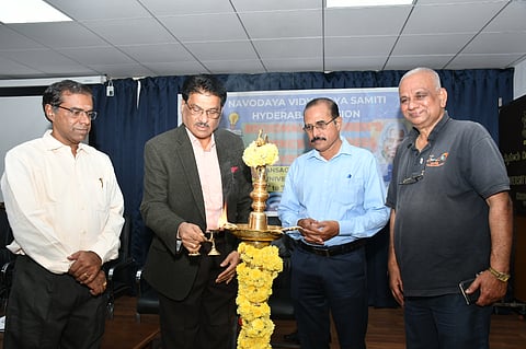 ನಗರದ ವಿಜ್ಞಾನ ಭವನದಲ್ಲಿ ಸೋಮವಾರ ಆಯೋಜಿಸಿದ್ದ ಪ್ರಾದೇಶಿಕ ಮಕ್ಕಳ ವಿಜ್ಞಾನ ಸಮ್ಮೇಳನವನ್ನು ನಿವೃತ್ತ ಕುಲಪತಿ ಪ್ರೊ.ಕೆ.ಎಸ್.ರಂಗಪ್ಪ ಉದ್ಘಾಟಿಸಿದರು. ಪ್ರೊ.ವಿ.ಜಗನ್ನಾಥ, ಎಸ್.ಪಿ.ಬೋಸೆ, ಶ್ರೀನಿವಾಸನ್ ಇತರರಿದ್ದರು.