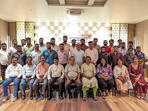 ನಗರದ ಖಾಸಗಿ ಹೋಟೆಲ್‌ನಲ್ಲಿ ಭಾನುವಾರ ಏಕಲವ್ಯ ಪ್ರಶಸ್ತಿ ಪುರಸ್ಕೃತ ವಾಲಿಬಾಲ್ ಆಟಗಾರರು, ಹಿರಿಯ ಕೋಚ್‌ಗಳು, ವಾಲಿಬಾಲ್ ಕ್ರೀಡಾಭಿಮಾನಿಗಳ ಸಭೆ ನಡೆಯಿತು. ಹರ್ಷನ್, ಆಂಟನಿ ಜೋಸೆಫ್, ಕೃಷ್ಣೇಗೌಡ, ಪರಮೇಶ್ವರ್, ಎಂ.ಎಸ್.ಲೋಹಿತ್ ಗೌಡ, ಆಕಾಶ್, ಸಿದ್ದೇಶ್ ಇತರರು ಇದ್ದರು.