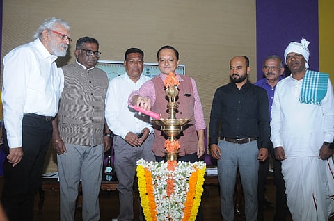  ನಗರದಲ್ಲಿ ಆಯೋಜಿಸಿದ್ದ ಜನ ಜಾತೀಯ ಗೌರವ ದಿನ ಹಾಗೂ ಭಾಷೆ, ಸಂಸ್ಕೃತಿ ಮತ್ತು ಜ್ಞಾನ ಪದ್ಧತಿಗಳು ಕುರಿತಾದ ರಾಷ್ಟ್ರೀಯ ವಿಚಾರಗೋಷ್ಠಿಯನ್ನು  ಸಿಐಐಎಲ್ ನಿರ್ದೇಶಕ ಪ್ರೊ.ಶೈಲೇಂದ್ರ ಮೋಹನ್ ಉದ್ಘಾಟಿಸಿದರು. ಡಾ.ಸಿ.ಮಾದೇಗೌಡ,  ಪ್ರೊ.ಪಿ.ಆರ್.ಧರ್ಮೇಶ್ ಫರ್ನಾಂಡೀಸ್,  ಡಾ.ಸುಜೋಯ್ ಸರ್ಕಾರ್ ಇನ್ನಿತರರಿದ್ದರು.